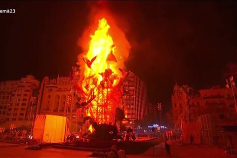 Video: Frühlingsfest Fallas: Skulpturen gehen in Flammen auf