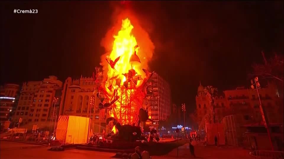 Video: Frühlingsfest Fallas: Skulpturen gehen in Flammen auf