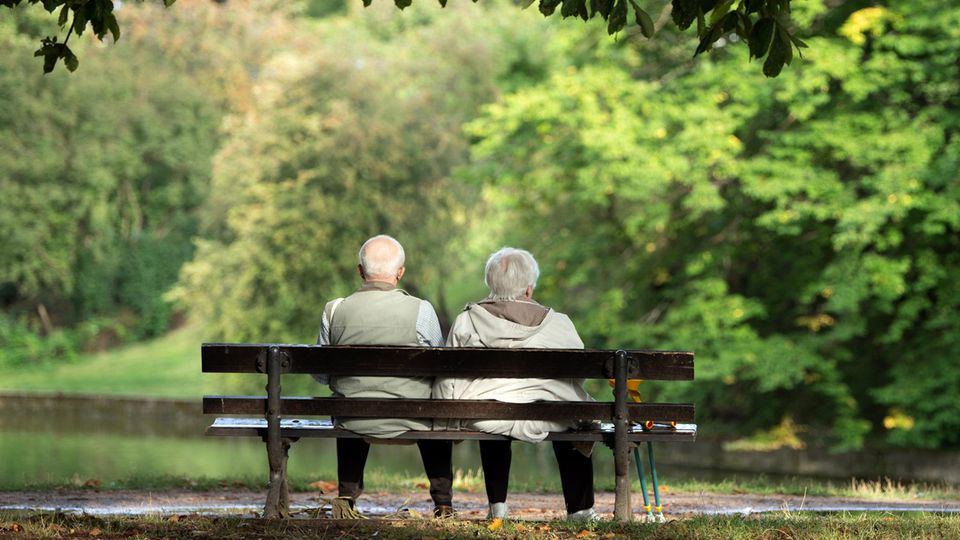 Zwei Rentner sitzen auf einer Bank