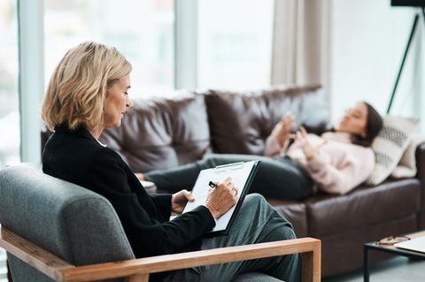 Coaching-Szene: Eine Frau liegt auf einem Sofa und redet, eine andere macht sich Notizen