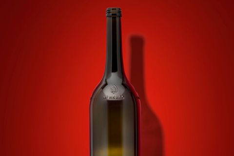 Die Mehrwegflasche soll unverwechselbar sein: Dafür sorgt die Stempelprägung, die bei der Produktion auf die Flasche eingebrannt wird. 