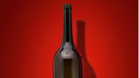 Die Mehrwegflasche soll unverwechselbar sein: Dafür sorgt die Stempelprägung, die bei der Produktion auf die Flasche eingebrannt wird. 