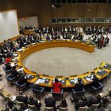 Nach Beginn des Bürgerkriegs in Syrien 2011 blockieren Russland und China im UN-Sicherheitsrat mehrere Resolutionsentwürfe zur Verurteilung von Machthaber Baschar al-Assad. Als Moskau 2014 die ukrainische Halbinsel Krim annektiert, verhält sich Peking neutral.