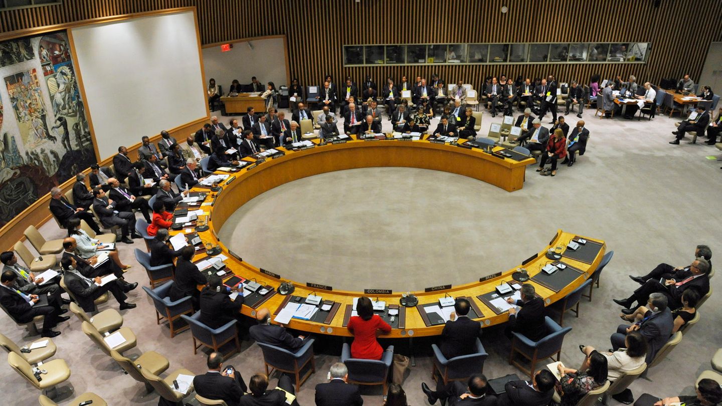 2011: Beistand für Syrien Nach Beginn des Bürgerkriegs in Syrien 2011 blockieren Russland und China im UN-Sicherheitsrat mehrere Resolutionsentwürfe zur Verurteilung von Machthaber Baschar al-Assad. Als Moskau 2014 die ukrainische Halbinsel Krim annektiert, verhält sich Peking neutral.