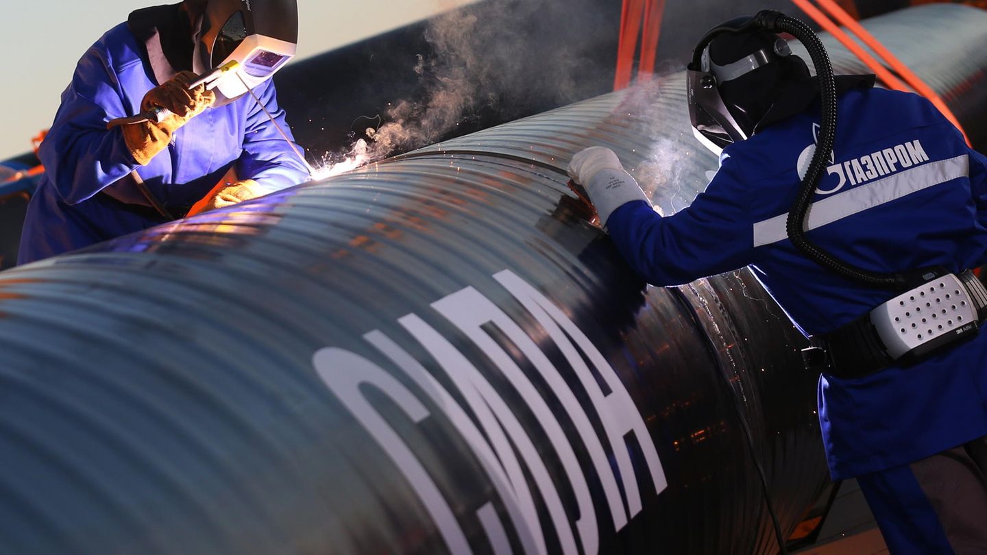 2014: Zusammenarbeit im Energiesektor 2014 schließen China und Russland nach zehnjährigen Verhandlungen einen gigantischen Liefervertrag für Gas im Wert von 400 Milliarden Dollar über 30 Jahre. Die gemeinsame Pipeline, die Gas aus Ostsibirien nach China transportiert, geht 2019 in Betrieb.