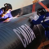 2014 schließen China und Russland nach zehnjährigen Verhandlungen einen gigantischen Liefervertrag für Gas im Wert von 400 Milliarden Dollar über 30 Jahre. Die gemeinsame Pipeline, die Gas aus Ostsibirien nach China transportiert, geht 2019 in Betrieb.