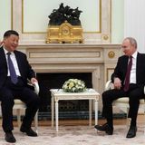 Anfang Februar 2022 bekräftigen die russische und die chinesische Führung in Peking ihre "grenzenlose Freundschaft". Wenige Tage später überfällt Russland die Ukraine. Der Angriff wird von Peking weder verurteilt noch offen unterstützt, die chinesische Führung drängt auf eine Verhandlungslösung. Im September 2022 erklären die Nachbarn, ihre Beziehungen ausbauen zu wollen. Aktuell weilt Chinas Staats- und Parteichef Xi Jinping auf Staatsbesuch bei Wladimir Putin in Moskau