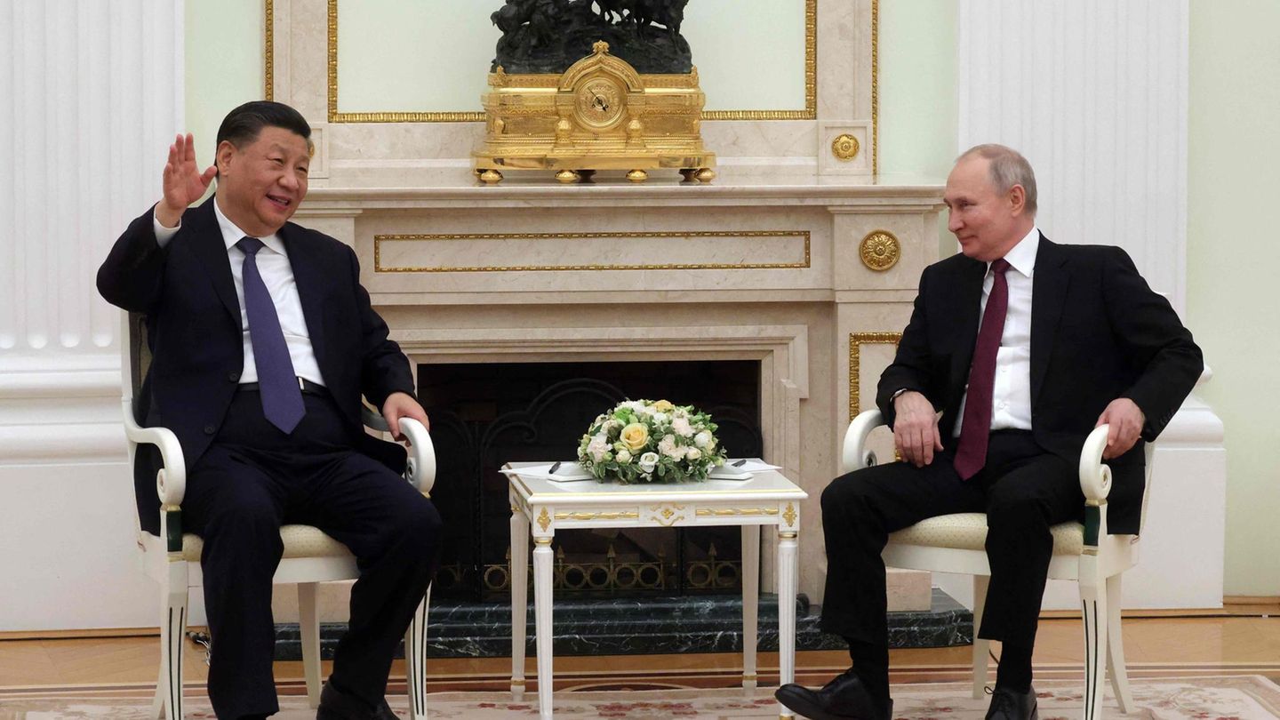 2022: Ukraine-Krieg Anfang Februar 2022 bekräftigen die russische und die chinesische Führung in Peking ihre "grenzenlose Freundschaft". Wenige Tage später überfällt Russland die Ukraine. Der Angriff wird von Peking weder verurteilt noch offen unterstützt, die chinesische Führung drängt auf eine Verhandlungslösung. Im September 2022 erklären die Nachbarn, ihre Beziehungen ausbauen zu wollen. Aktuell weilt Chinas Staats- und Parteichef Xi Jinping auf Staatsbesuch bei Wladimir Putin in Moskau