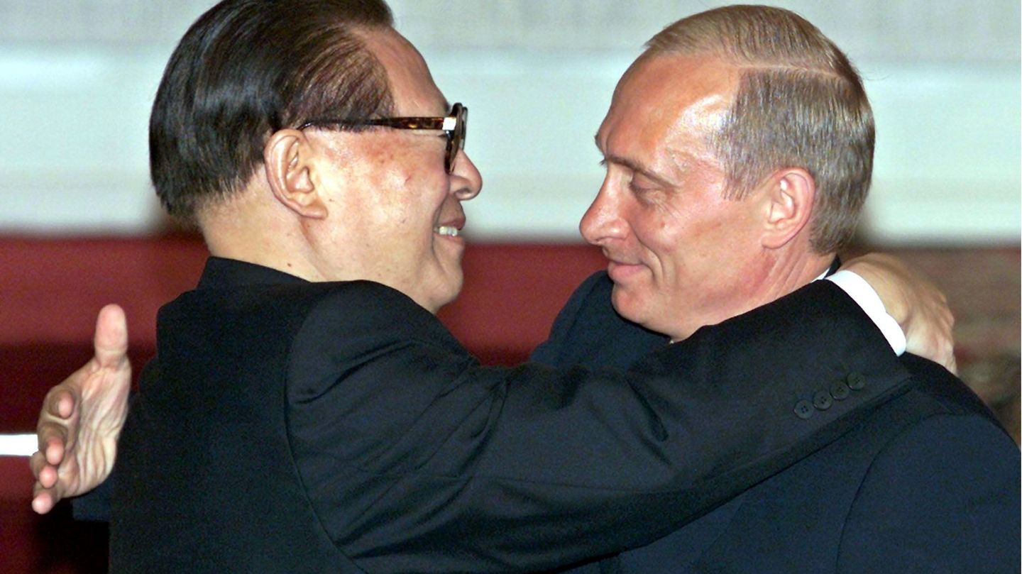2001: Erneuter Freundschaftsvertrag 2001 vereinbaren die beiden Länder nach fünf Jahrzehnten wieder einen Freundschaftsvertrag, der russische Präsident Wladimir Putin und der chinesische Staats- und Parteichef Jiang Zemin dokumentieren das mit einer herzlichen Umarmung. 2005 legt ein Abkommen den Streit über den östlichen Grenzverlauf bei. Seine erste Auslandsreise unternimmt der neue chinesische Präsident Xi Jinping 2013 nach Moskau, wo er rund 30 Abkommen über Öl und Gas schließt