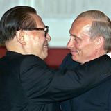 2001 vereinbaren die beiden Länder nach fünf Jahrzehnten wieder einen Freundschaftsvertrag, der russische Präsident Wladimir Putin und der chinesische Staats- und Parteichef Jiang Zemin dokumentieren das mit einer herzlichen Umarmung.  2005 legt ein Abkommen den Streit über den östlichen Grenzverlauf bei. Seine erste Auslandsreise unternimmt der neue chinesische Präsident Xi Jinping 2013 nach Moskau, wo er rund 30 Abkommen über Öl und Gas schließt