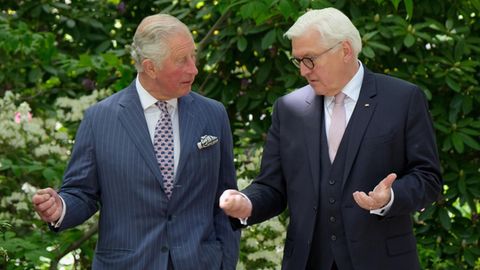Bundespräsident Frank-Walter Steinmeier (r.) mit damals noch Prinz Charles, inzwischen König, am Schloss Bellevue