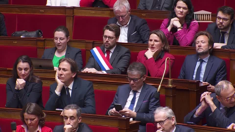 Video: Französische Regierung übersteht Misstrauensvotum knapp