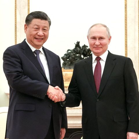 Chinas Staatspräsident Xi Jinping (l.) bei seinem ersten Treffen mit Russlands Präsident Wladimir Putin