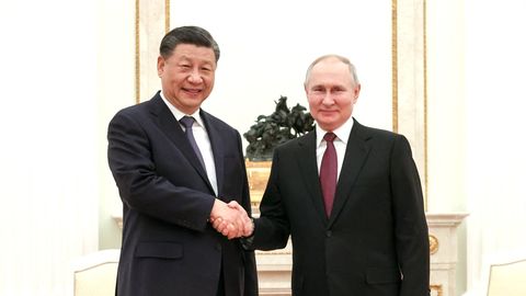 Chinas Staatspräsident Xi Jinping (l.) bei seinem ersten Treffen mit Russlands Präsident Wladimir Putin
