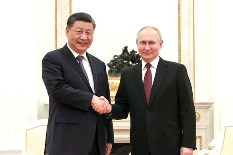 Chinas Staatspräsident Xi Jinping (l.) bei seinem ersten Treffen mit Russlands Präsident Wladimir Putin