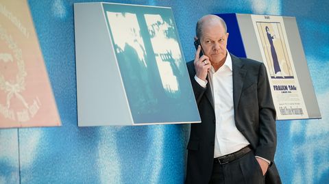 Bundeskanzler Olaf Scholz (SPD) am Telefon