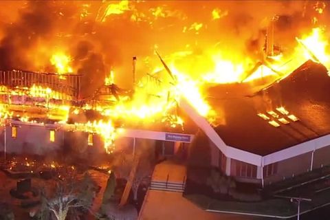 New Jersey: Luftaufnahmen zeigen: Feuer macht Kirche dem Erdboden gleich