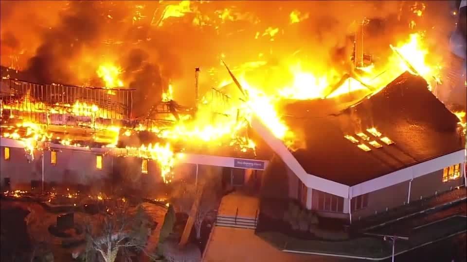 New Jersey: Luftaufnahmen zeigen: Feuer macht Kirche dem Erdboden gleich