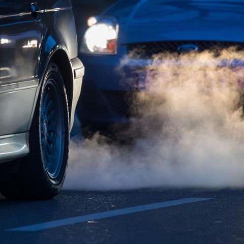 Abgase kommen aus dem Auspuff eines Autos