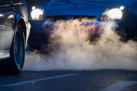 Abgase kommen aus dem Auspuff eines Autos