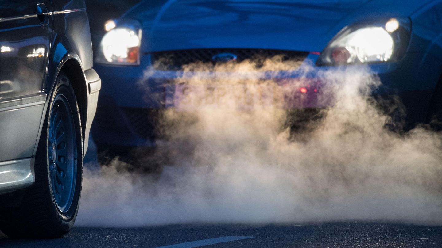 Abgase kommen aus dem Auspuff eines Autos