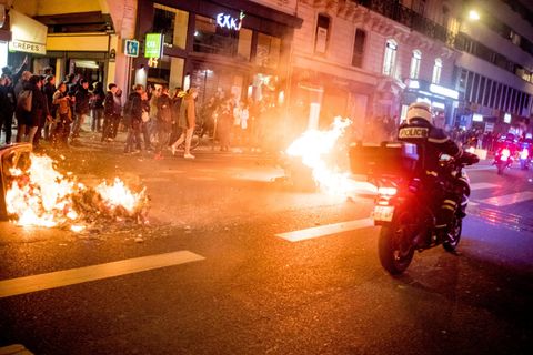 Ein Feuer brennt auf einer Straße in Paris nach Protesten gegen die umstrittene Rentenreform