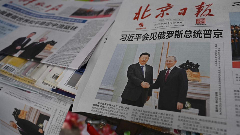 Chinesische Zeitungen berichten über den Besuch des Staatspräsidenten Xi Jinping bei Russlands Präsident Wladimir Putin