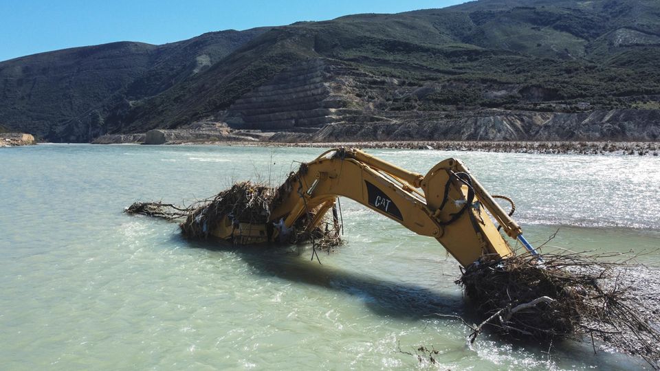 Bagger in der Vjosa