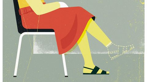 Illustration: Eine Diabetes-Patientin sitzt mit überschlagenen Beinen auf einem Stuhl, der eine Fuß ist nur gestrichelt