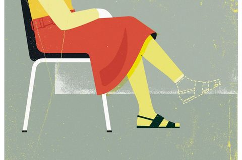 Illustration: Eine Diabetes-Patientin sitzt mit überschlagenen Beinen auf einem Stuhl, der eine Fuß ist nur gestrichelt