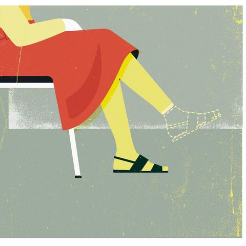 Illustration: Eine Diabetes-Patientin sitzt mit überschlagenen Beinen auf einem Stuhl, der eine Fuß ist nur gestrichelt