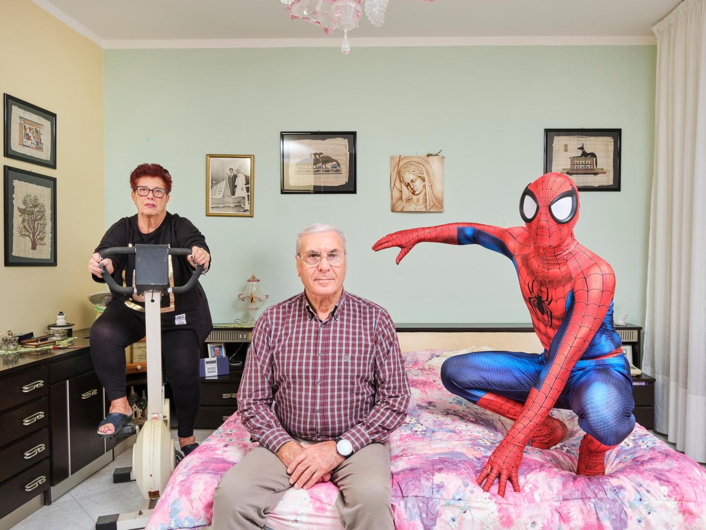 Enkel Spider-Man: Manuel, 28, von Beruf Metzger, mit Oma und Opa in deren Schlafzimmer in Livorno
