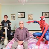 Enkel Spider-Man: Manuel, 28, von Beruf Metzger, mit Oma und Opa in deren Schlafzimmer in Livorno