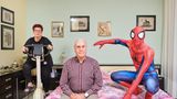 Enkel Spider-Man: Manuel, 28, von Beruf Metzger, mit Oma und Opa in deren Schlafzimmer in Livorno