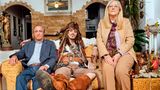 Sofa geentert: Simone, 35, arbeitet im Callcenter. Zu Hause bei Mama und Papa spielt er gern die Rolle des Jack Sparrow