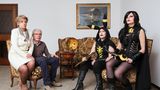 Geschwister Pokémon: Eleonora (M.), 30, und Sabrina Furlan (r.), 39, als Umbreon. Beim Waffenbau half der Papa