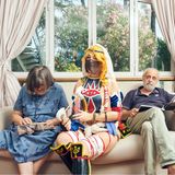 Nadel und Engelsharfe: Eleonora, 29, kostümiert als Sheik aus dem Videospiel "The Legend of Zelda", mit Mutter und Vater