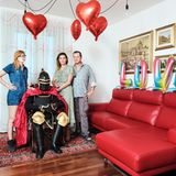 Ein Herz für Helden: Vincenzo aus Mailand, 23, als Momon aus der Romanreihe "Overlord" mit seiner Familie