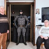 Bei Batman daheim: Alex, 35, mit seinen Eltern im Veneto