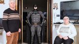 Bei Batman daheim: Alex, 35, mit seinen Eltern im Veneto