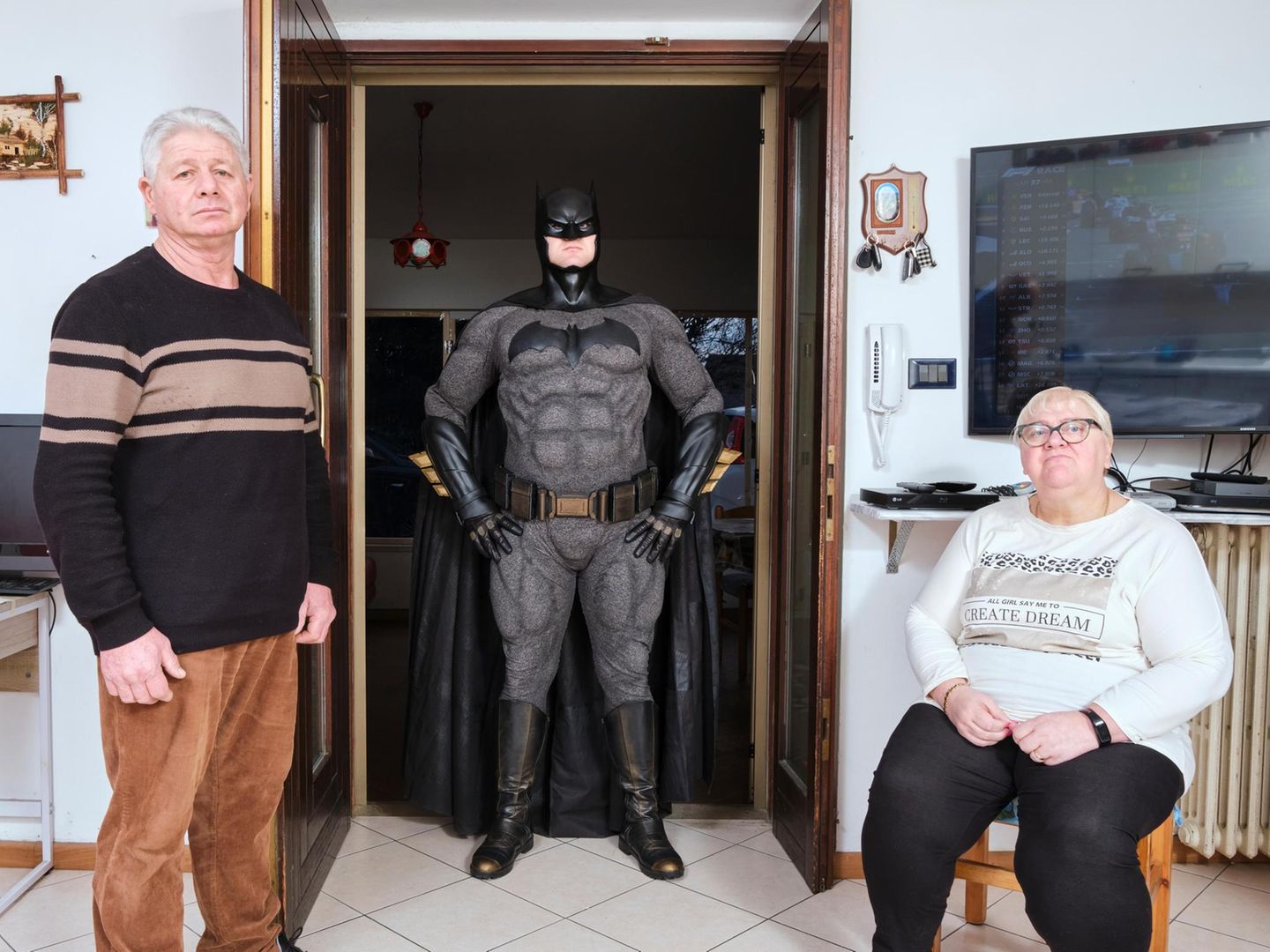 Bei Batman daheim: Alex, 35, mit seinen Eltern im Veneto