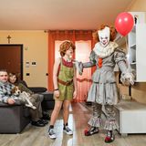 Horror in Como: Video-Postproduzent Simone (r.), 24, und seine Schwester Valentina posieren als Figuren aus dem Buch "Es" von Stephen King