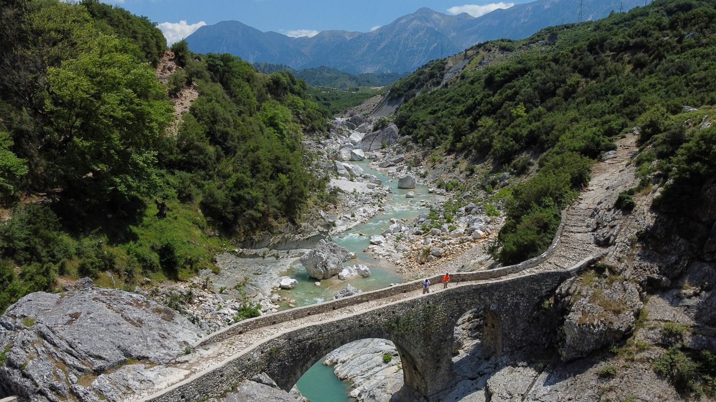 Vjosa Albanien Nationalpark Blick auf eine Stein-Brücke, die über die Vjosa führt