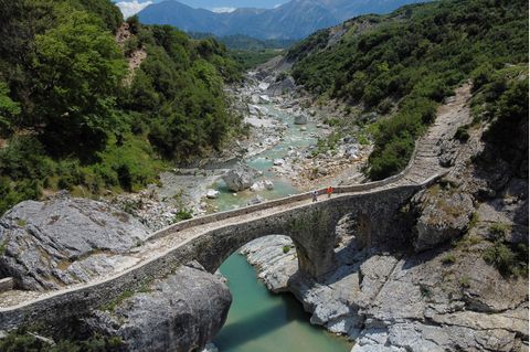 Blick auf eine Stein-Brücke, die über die Vjosa führt
