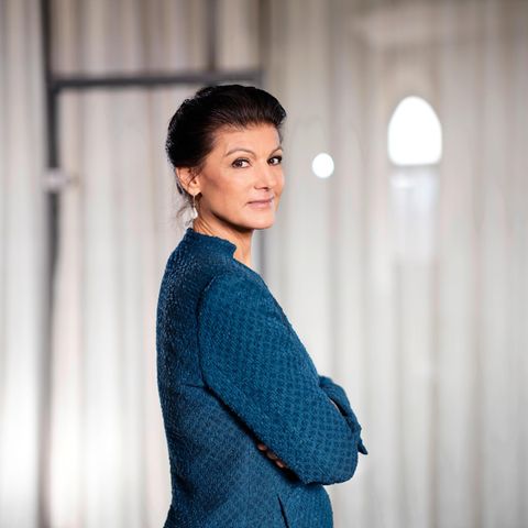 Politikern Sahra Wagenknecht seitlich im Profil