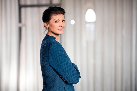 Politikern Sahra Wagenknecht seitlich im Profil