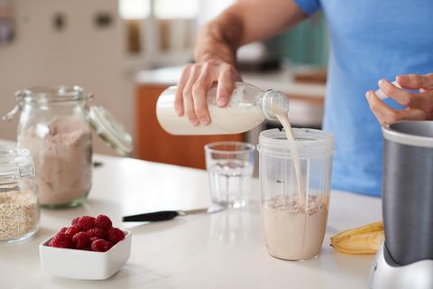 Ein Mann bereitet einen Shake zu (Symbolfoto für Geschichte in den USA)