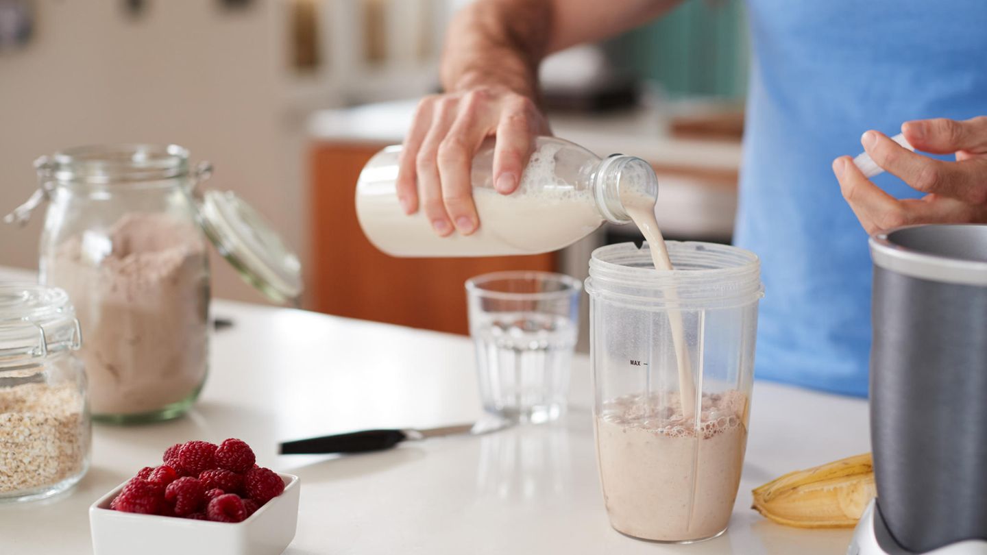 Ein Mann bereitet einen Shake zu (Symbolfoto für Geschichte in den USA)