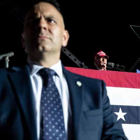 Ein Agent des Secret Service bewacht Ex-Präsident Donald Trump bei einem Auftritt in Texas
