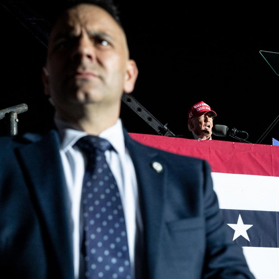 Ein Agent des Secret Service bewacht Ex-Präsident Donald Trump bei einem Auftritt in Texas